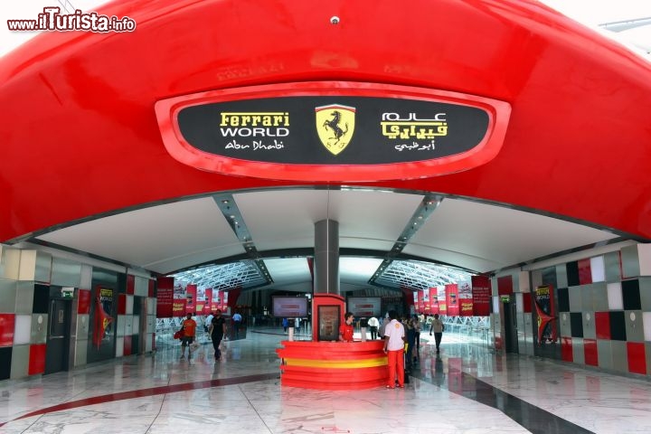 Immagine Ferrari World, Abu Dhabi: si tratta di un'enorme struttura che sorge su Yas Island. Qui ci si immerge nel mondo Ferrari attraverso l'esposizione di alcuni pezzi che hanno fatto la storia della casa automobilistica modenese e oltre venti attrazioni di vario genere, tra le quali alcune in 4D e l'ormai celebre “Formula Rossa”, le montagne russe più veloci al mondo.