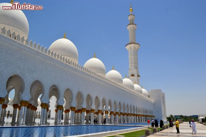Immagine Abu Dhabi, Grande Moschea Sheikh Zayed: è in grado di ospitare fino a 41000 fedeli (di cui circa la metà al chiuso e l'altra metà nel cortile interno). Realizzata con materiali provenienti da ogni parte del mondo, conta su una superficie di oltre 22000 metri quadrati.