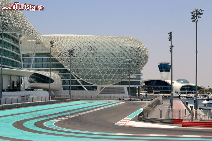 Immagine Viceroy Hotel, Abu Dhabi: si trova su Yas Island ed è completamente circondato dal Yas Marina Circuit. Durante i Gran Premi di Formula Uno si può assistere alla gara direttamente dagli spazi interni all'hotel oppure a bordo delle barche attraccate presso la Marina dell'isola.