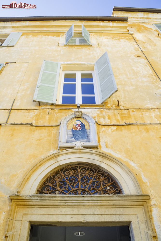 Immagine Particolare della facciata dell'edificio che ospita l'Accademia della Musica Antica a Mondovì, Piemonte, Italia. Nata nel 1979, questa scuola fortemente radicata nel territorio monregalese si occupa di promuovere la cultura e la diffusione della musica antica.