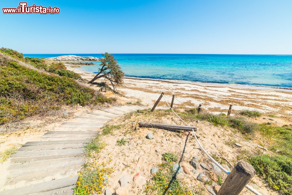 Immagine Accesso ad una spiaggia selvaggia della zona di Castiadas in Sardegna