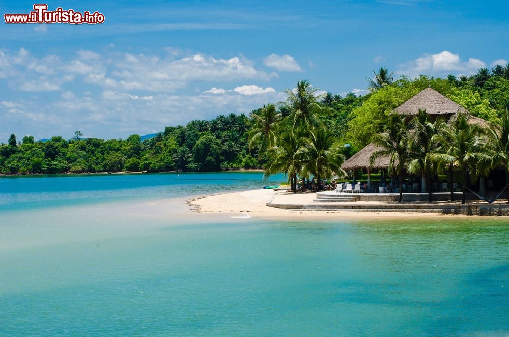 Immagine L'acqua azzurra del mare delle Andamane a Koh Payam, Ranong, Thailandia. Sullo sfondo, un tratto di foresta tropicale.