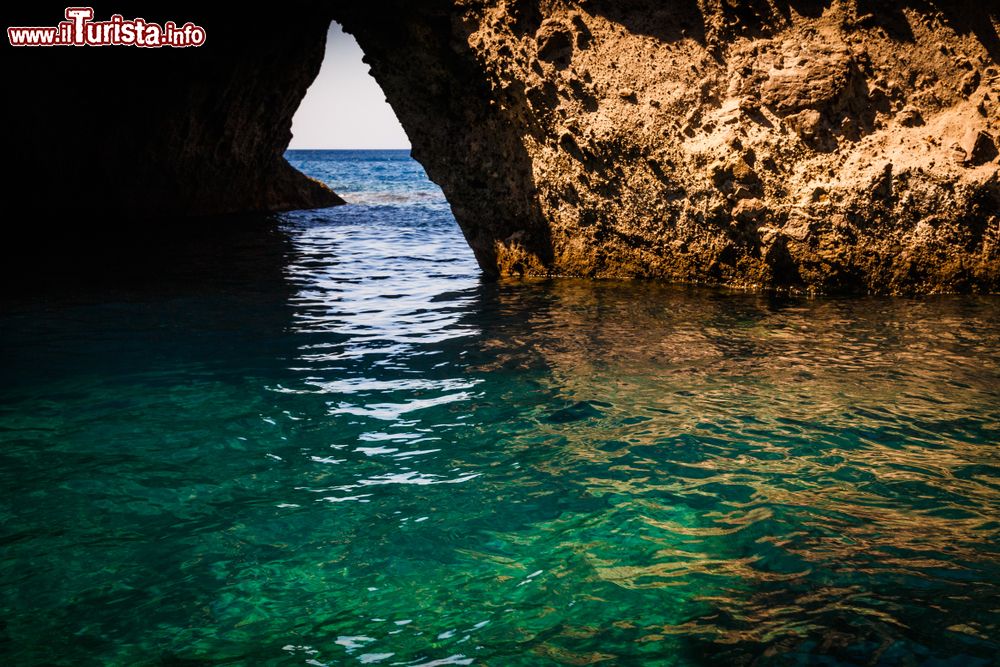 Immagine Acqua color smeraldo fra gli scogli dell'isola di Antiparos, Grecia.
