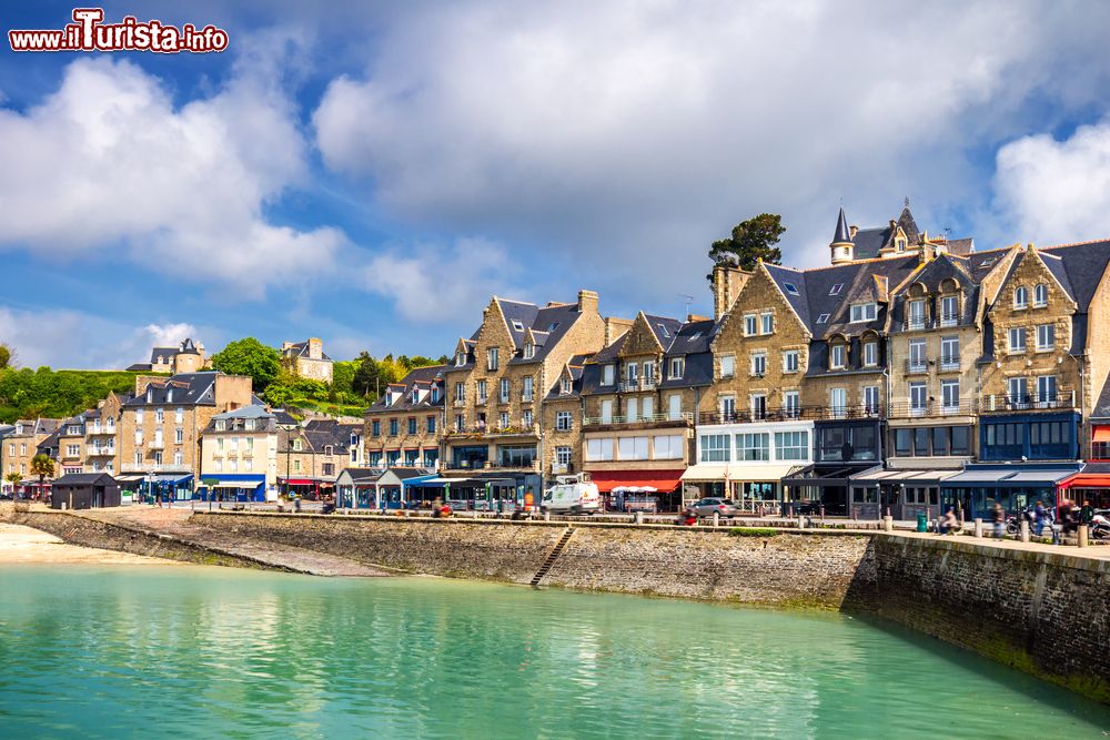 Immagine L'acqua color verde smeraldo che lambisce il borgo di Cancale, Bretagna, Francia.