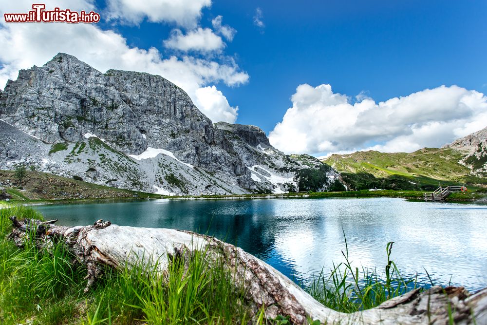 Immagine L'acqua cristallina di un lago alpino nei pressi di Nassfeld, Carinzia. Siamo al passo di Pramollo  che unisce Italia e Austria: è il secondo valico automobilistico più alto del Friuli Venezia Giulia con i suoi 1530 metri di altezza. 