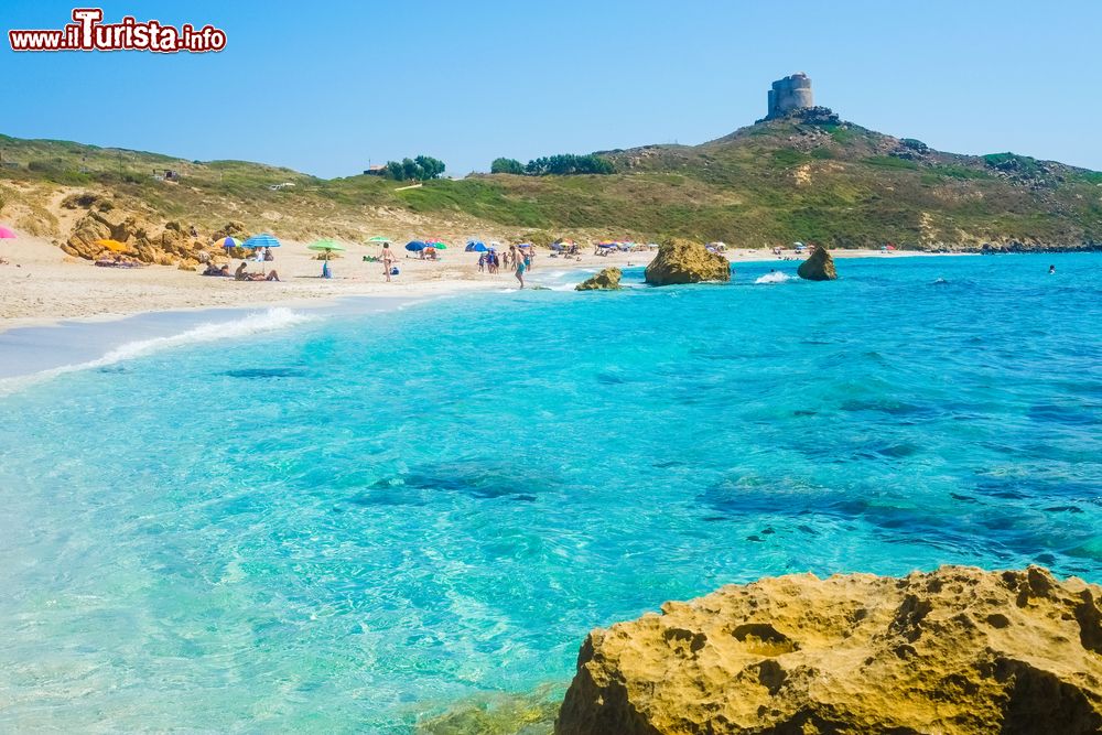 Immagine L'acqua cristallina lambisce una spiaggia di San Giovanni di Sinis, Sardegna. Lungo i 30 chilometri di costa dell'area protetta s'immergono nel mare turchese spiagge di finissimi granelli di quarzo.