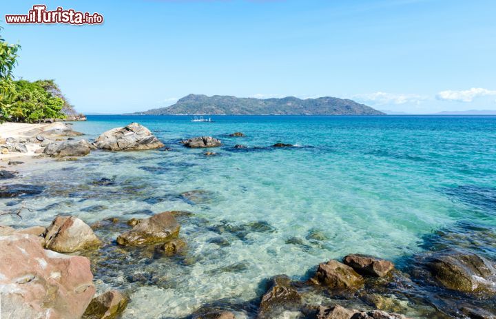 Immagine L'acqua cristallina dell'oceano bagna le coste dell'isola vulcanica di Nosy Komba (Madagascar) - foto © lenisecalleja.photography / Shutterstock.com