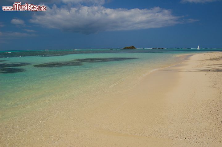 Immagine Acqua cristallina sulla spiaggia tropicale di Mont Choisy, Mauritius (Africa) - © Pawel Kazmierczak / Shutterstock.com