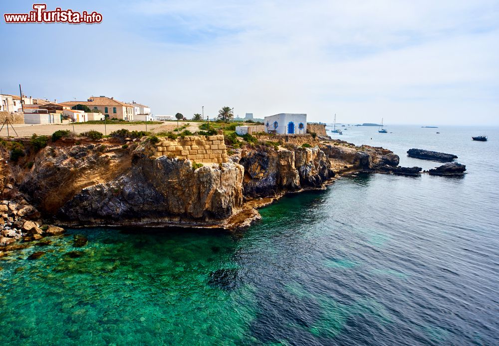 Immagine L'acqua del Mediterraneo lungo la costa dell'isola di Tabarca, Spagna.