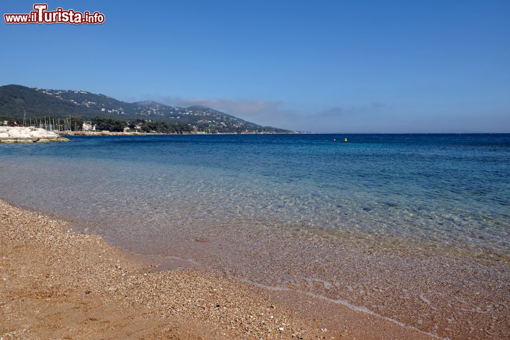 Immagine L'acqua limpida della spiaggia di Carqueiranne, costa del Var (Francia). Città costiera nella Provenza-Alpi-Costa Azzurra, Carqueiranne ha sei spiagge e un porto turistico.