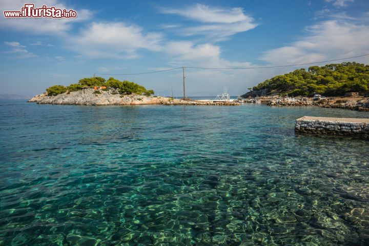 Immagine Acqua limpida e trasparente lungo la costa dell'isola di Angistri, Grecia. Siamo nei pressi di Scala dove l'acqua, poco profonda, ospita distese di posidonia - © siete_vidas / Shutterstock.com