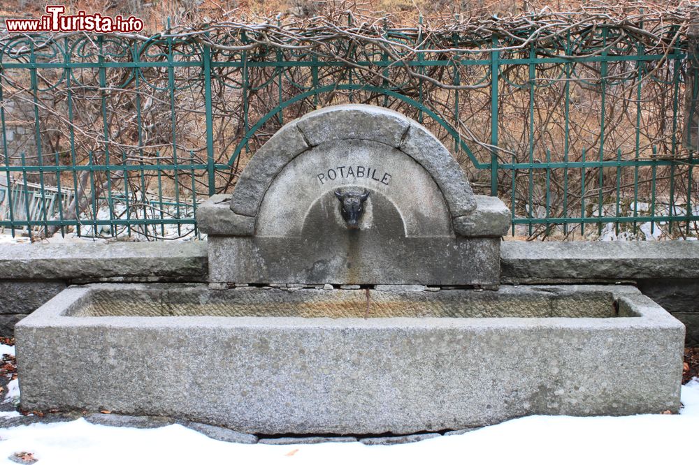 Immagine Acqua potabile in una fontana nel centro storico di Rosazza, Valle Cervo, Piemonte.