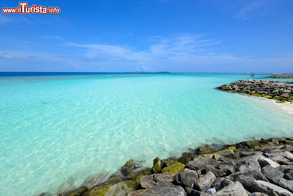 Immagine L'acqua trasparente dell'Oceano Indiano all'isola di Maafushi, Maldive. Questo angolo di paradiso nell'atollo di Kaafu è una delle mete preferite da chi cerca le Maldive più autentiche e low cost.