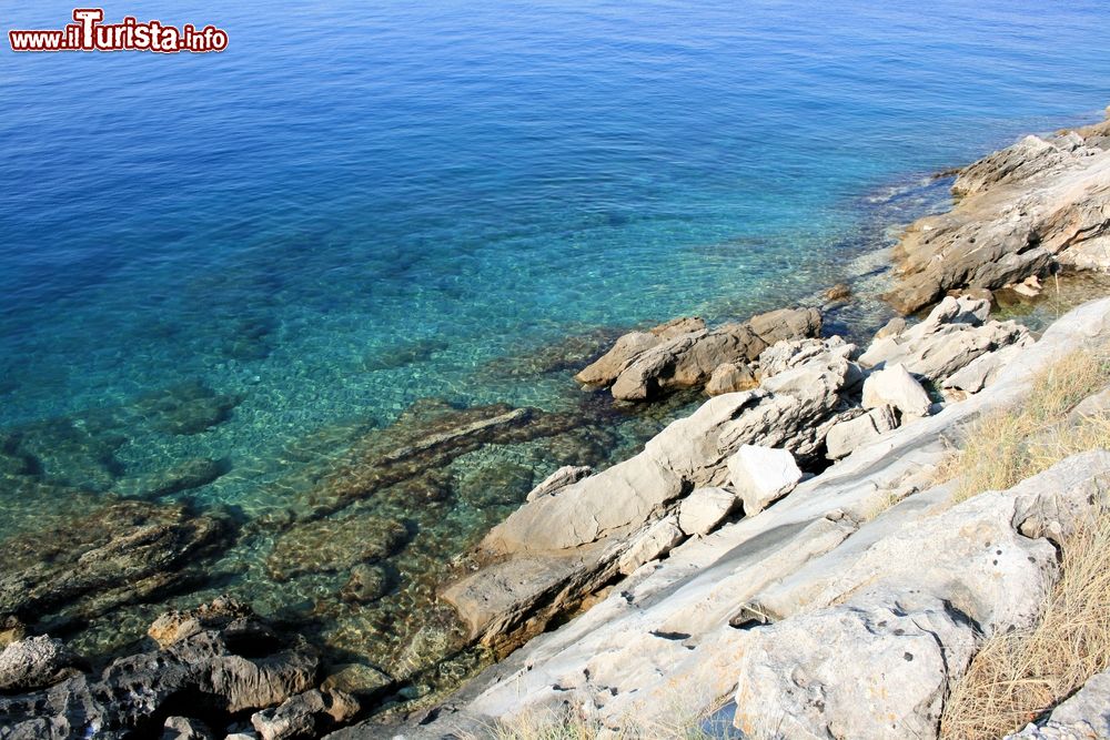 Immagine L'acqua turchese del mare di Trpanj, penisola di Peljesac, Croazia.