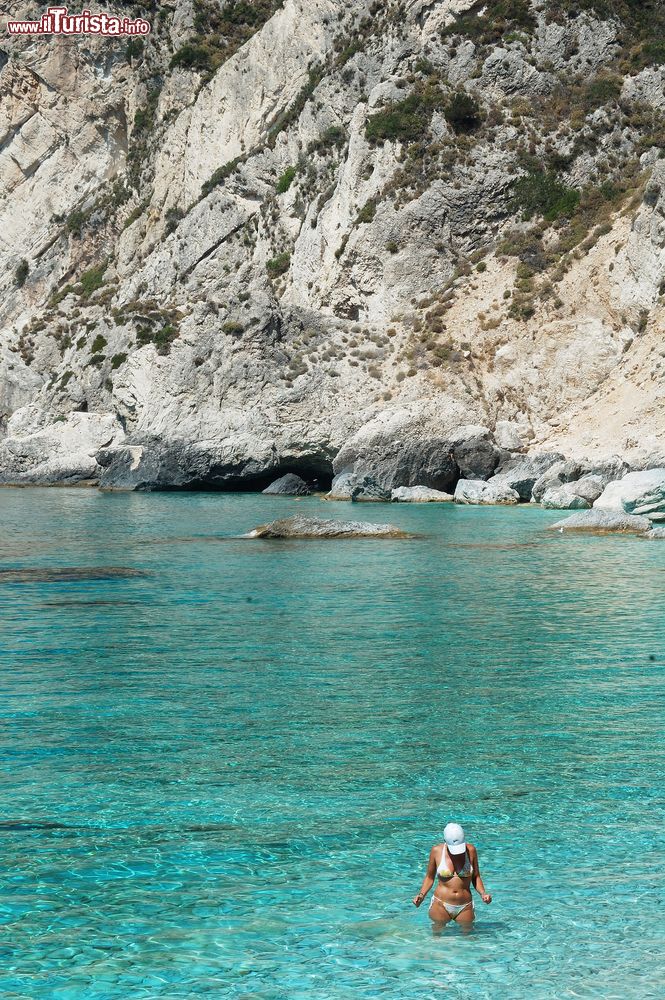 Immagine L'acqua turchese della spiaggia di Aspri Ammos a Othoni, Ionio, Grecia. Nota anche come Kalypso, questa spiaggia fascinosa rapisce per l'azzurro intenso dell'acqua che la lambisce.