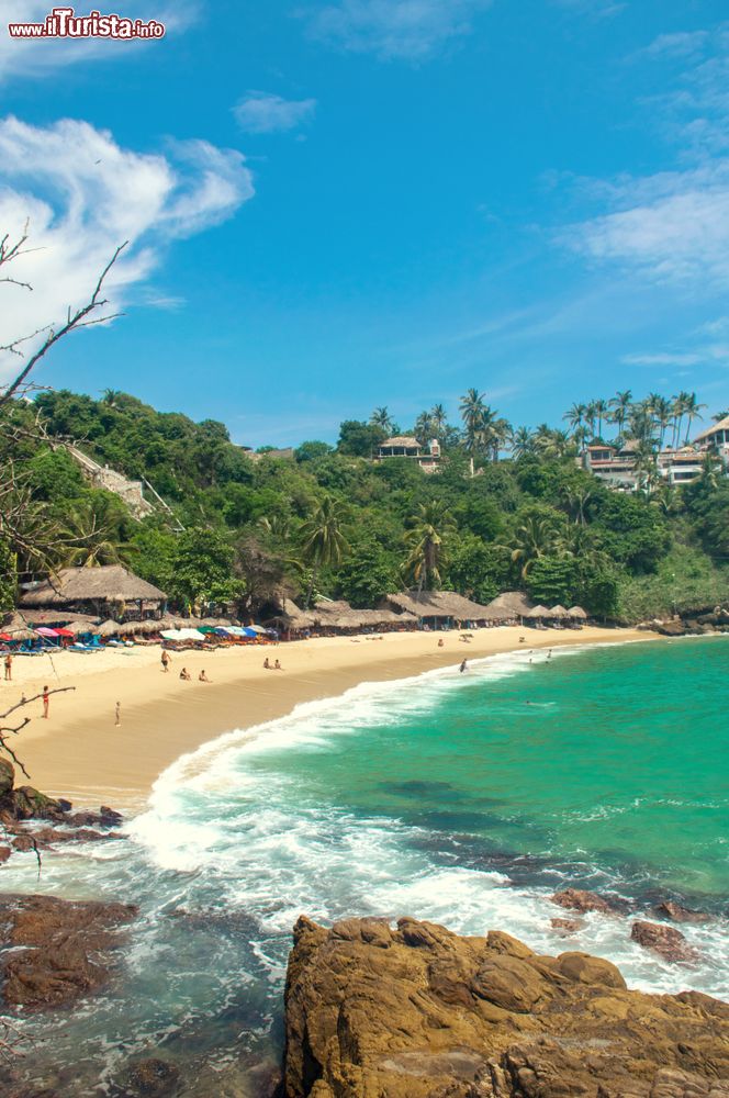 Immagine L'acqua turchese e cristallina della Carrizalillo Beach a Puerto Escondido, Messico.