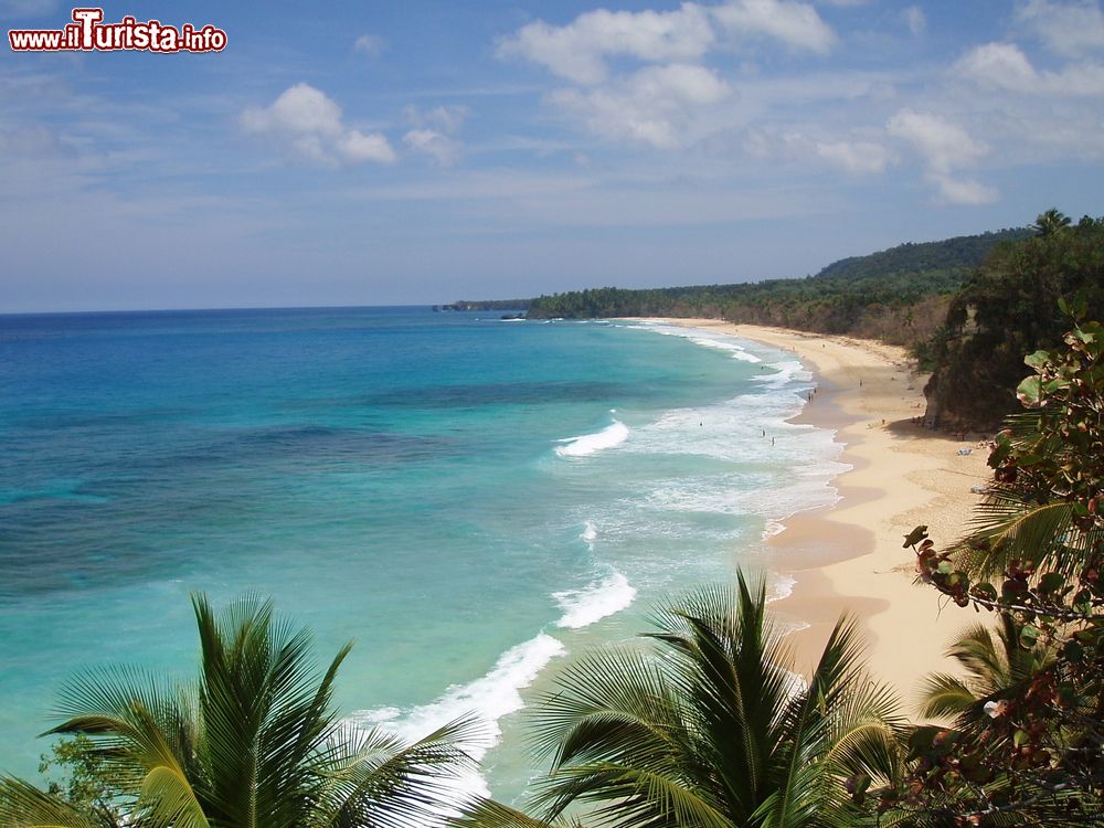 Immagine Acqua turchese e sabbia bianca in una spiaggia di Puerto Plata, Repubblica Dominicana.