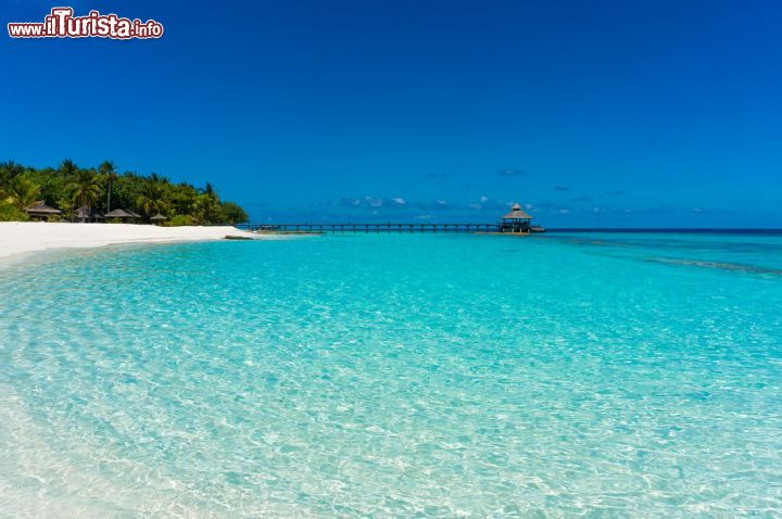 Immagine Acqua turchese e sabbia bianca, come di consuetudine alle isole Maldive, presso l'Atollo di Baa - foto © Christoph Weber / Shutterstock.com