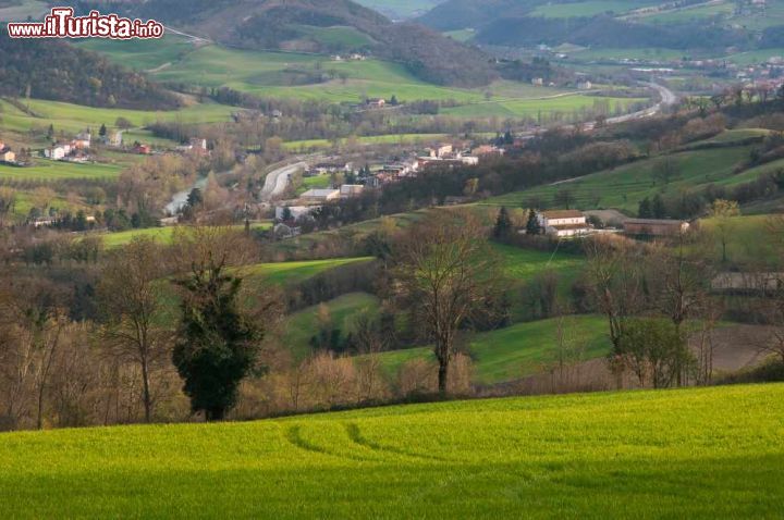 Immagine Acqualagna, Marche: la valle del fiume Candigliano alla confluenza con il torrente Burano, lungo la via Flaminia