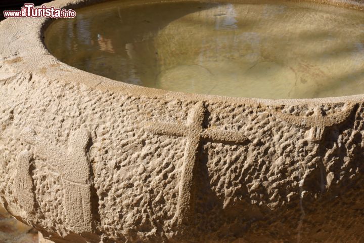 Immagine Un'acquasantiera in pietra all'interno di una delle chiese di Betania oltre il Giordano, il sito archeologico identificato come il luogo del Battesimo di Gesù, in Giordania - © Marco Tomasini / Shutterstock.com