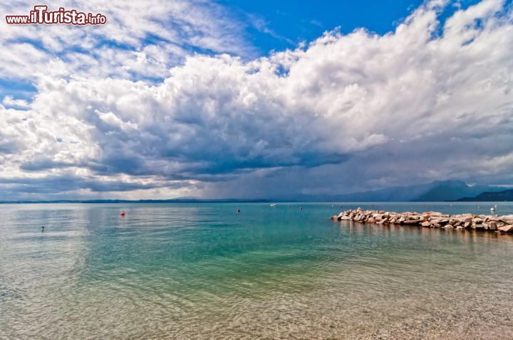 Immagine acque limpide lago di Garda a Lazise - © Eddy Galeotti / Shutterstock.com