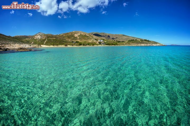 Immagine Acque trasparenti a Psili Ammos sull'isola di Serifos, Grecia. Con le sue dune di sabbia sottili dove fioriscono i gigli marini e le tamerici, la spiaggia di Psili Ammos è una delle più belle dell'Egeo - © Lemonakis Antonis / Shutterstock.com