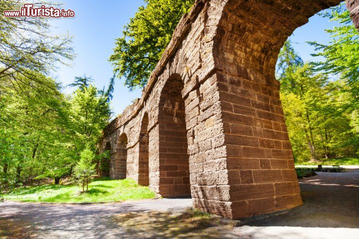 Immagine Acquedotto di Bergpark vicino a Kassel, Germania - Un particolare dell'antico acquedotto che si trova nel parco del castello di Wilhelmshoehe © Sergey Novikov / Shutterstock.com