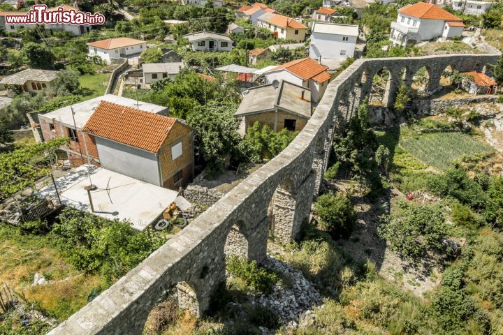 Immagine L'acquedotto di Bar, Montenegro, visto dall'alto. Ancora in buone condizioni, il lungo e possente acquedotto di Bar, è uno dei monumenti più visitati - © Anton Kudelin / Shutterstock.com