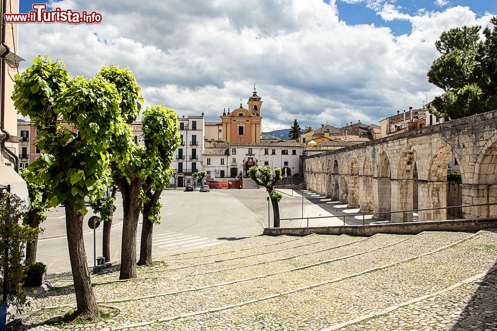 Immagine Acquedotto Svevo in Piazza Garibaldi a Sulmona, Abruzzo. Costruito nel XIII° secolo da Manfredi, figlio di federico II° di Svevia, l'acquedotto fu ridimensionato tre secoli più tardi e tagliato nel 1706 dal grave terremoto. Si presenta con arcate a tutto sesto in pietra bianca della Majella.