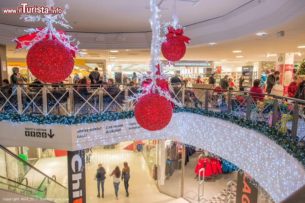 Immagine Acquisti di Natale in un centro commerciale di Norrkoping, Svezia - © Rolf_52 / Shutterstock.com