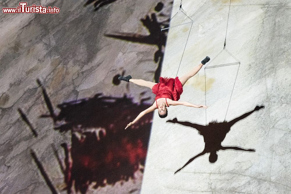 Immagine Acrobata in azione alle cave di Trontano durante un concerto di Stones Of The Stones la kermesse musicale del Piemonte