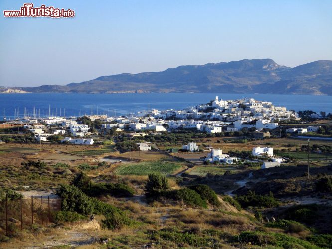Immagine Adamas, Milos: è la cittadina più turistica, nonché il principale porto dell'isola. Qui arrivano i traghetti provenienti da Atene o dalle altre mete delle Isole Cicladi.