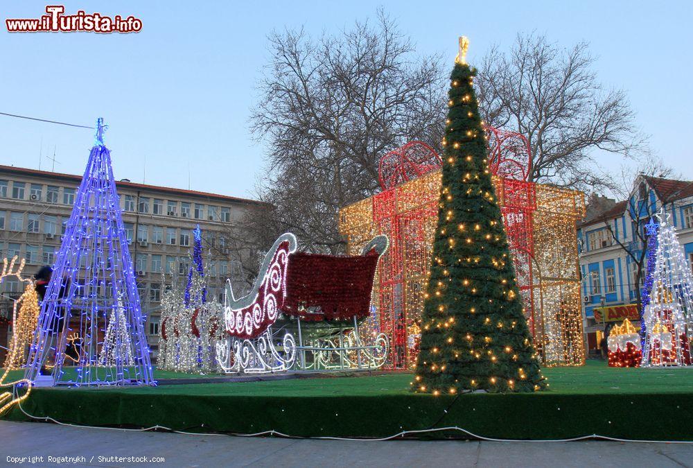 Immagine Addobbi e luminarie nel cuore di Varna, Bulgaria, alla vigilia del Santo Natale - © Rogatnykh / Shutterstock.com