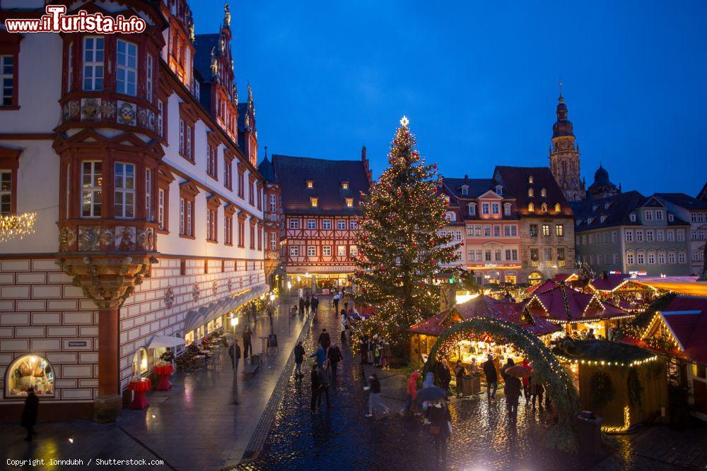 Immagine Addobbi natalizi nella piazza del mercato a Coburgo, Germania  - © lonndubh / Shutterstock.com