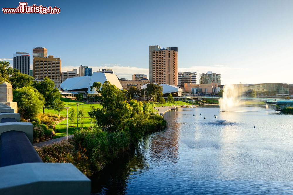 Immagine Adelaide, skyline della capitale dell'Australia Meridionale. E' la quinta città più popolosa dell'intero paese.