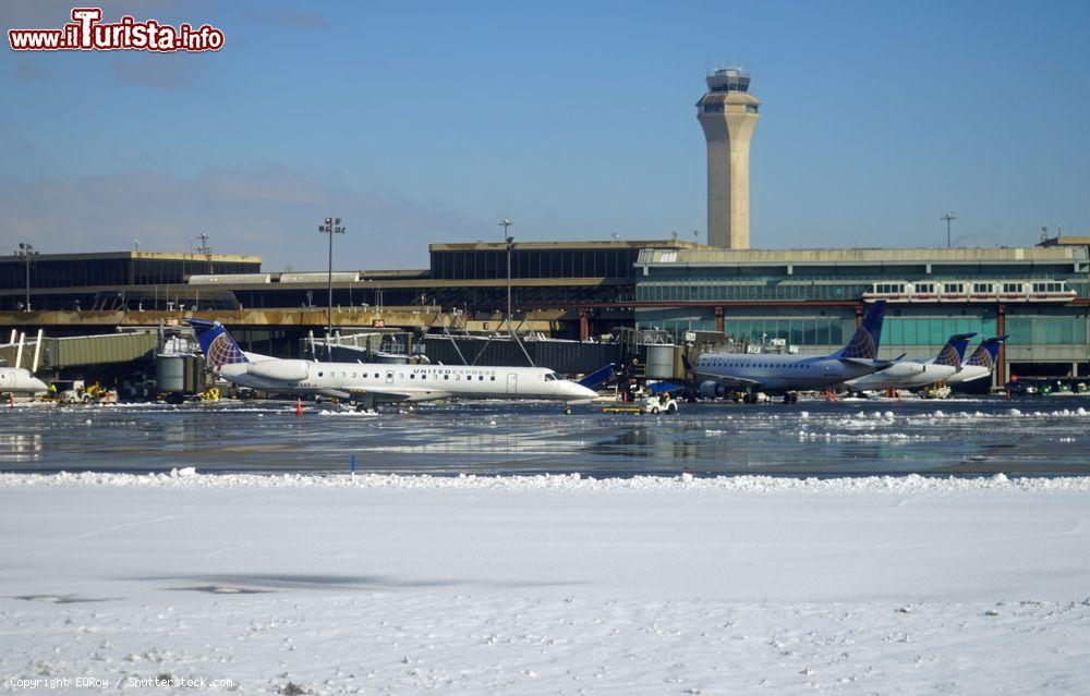 Immagine Aereo della United Airlines (UA) dopo una nevicata al Newark Liberty International Airport di Newark (USA) - © EQRoy / Shutterstock.com