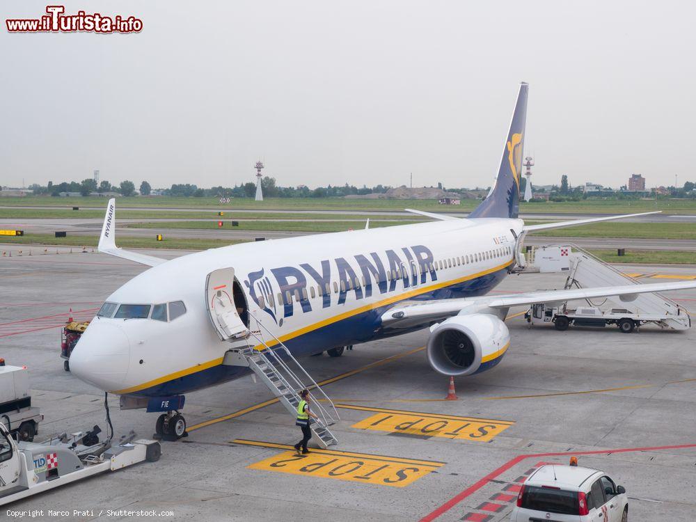 Immagine Aereo Ryanair all'Aeroporto Guglielmo Marconi di Bologna, Emilia Romagna - © Marco Prati / Shutterstock.com