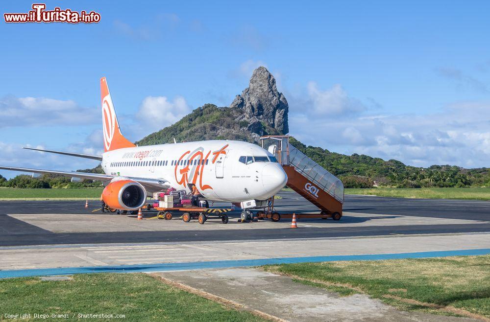 Immagine Un aeroplano al Fernando de Noronha Airport con il Morro do Pico sullo sfondo, Fernando de Noronha, Pernambuco, Brasile - © Diego Grandi / Shutterstock.com