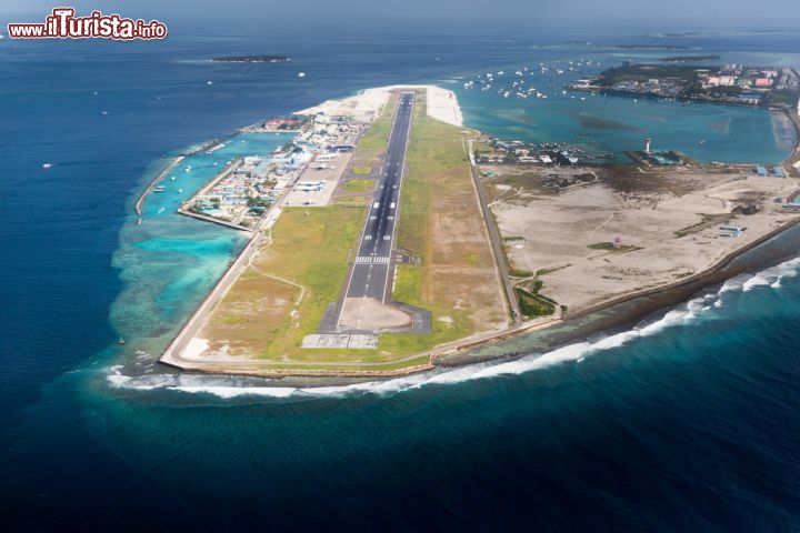 Immagine Una foto panoramica dell'aeroporto Ibrahim Nasir di Malé. La capitale delle Maldive è collegata agli atolli dell'arcipelago da voli effettuati da idrovolanti e aerei ultraleggeri - foto © klempa / Shutterstock.com