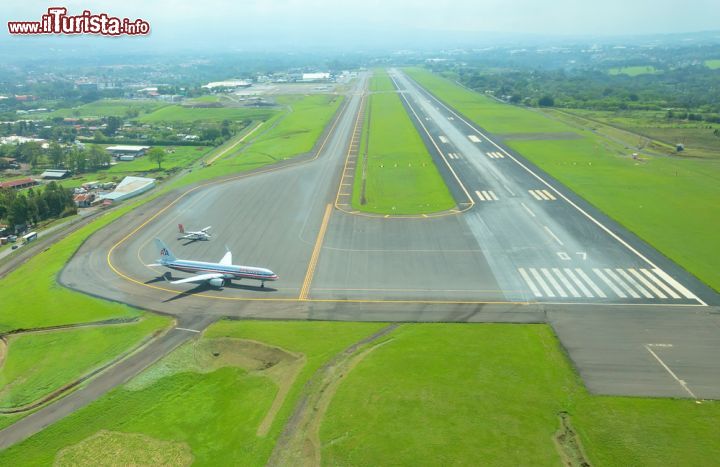 Immagine Vista aerea dell'aeroporto internazionale Juan Santamaria di San José, Costa Rica. Situato a una ventina di chilometri da San José, nella città di Alajuela, questo aeroporto (il più importante del paese) è intitolato all'eroe nazionale Juan Santamaria, un ragazzo che morì in maniera eroica contro l'esercito dell'avventuriero William Walker - © Dmitry Burlakov / Shutterstock.com