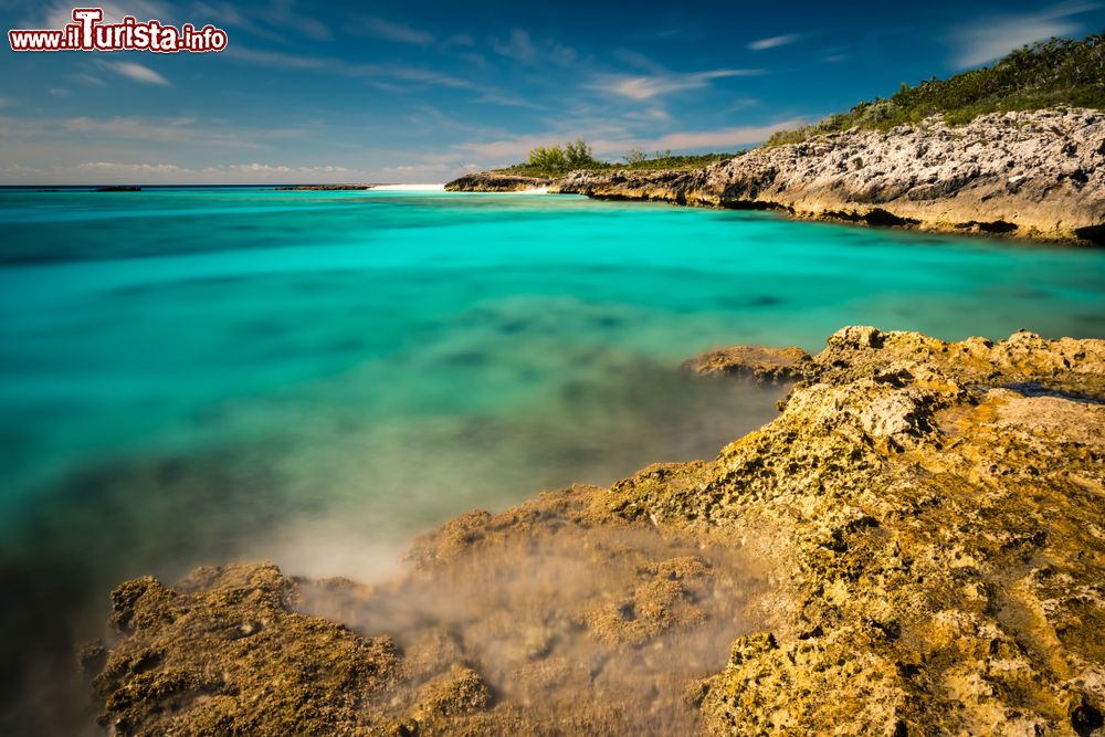 Immagine Affioramento roccioso ai piedi di una spiaggia a Little San Salvador Island, Bahamas. Nota anche come Half Moon Cay, è una delle circa 700 isole che compongono l'arcipelago delle Bahamas.Si trova a circa metà strada fra Eleuthera e Cat Island. E' un'isola privata della Holland America Line che la utilizza come scalo per le navi da crociera.