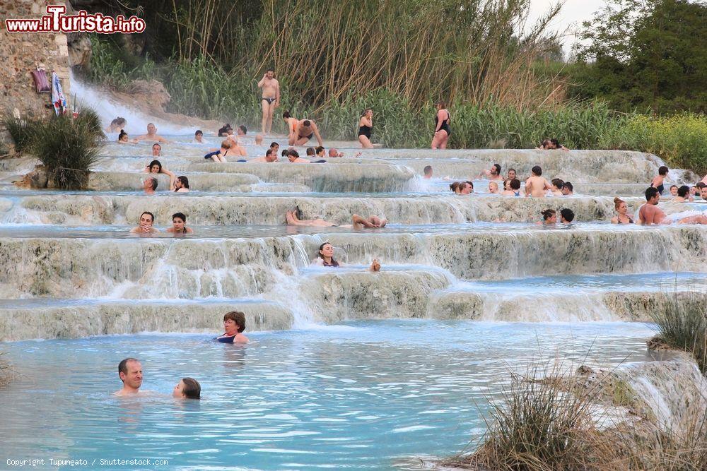 Immagine Affollamento di turisti alle Terme libere di Saturnia. - © Tupungato / Shutterstock.com