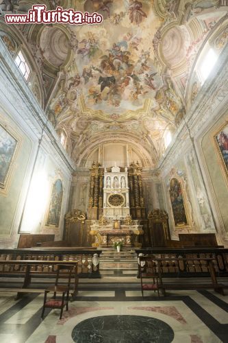 Immagine Affreschi all'interno della Cattedrale di Alba, Piemonte, Italia. Preziose decorazioni pittoriche abbelliscono il duomo di San Lorenzo, principale luogo di culto cattolico nella città piemontese di Alba - © Claudio Giovanni Colombo / Shutterstock.com