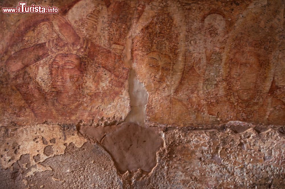 Immagine Affreschi della Thivanka Image House a Polonnaruwa, Sri Lanka. Quest'antico esempio di arte classica si presenta con pareti esterne decorate da una grande quantità di sculture decorative. 