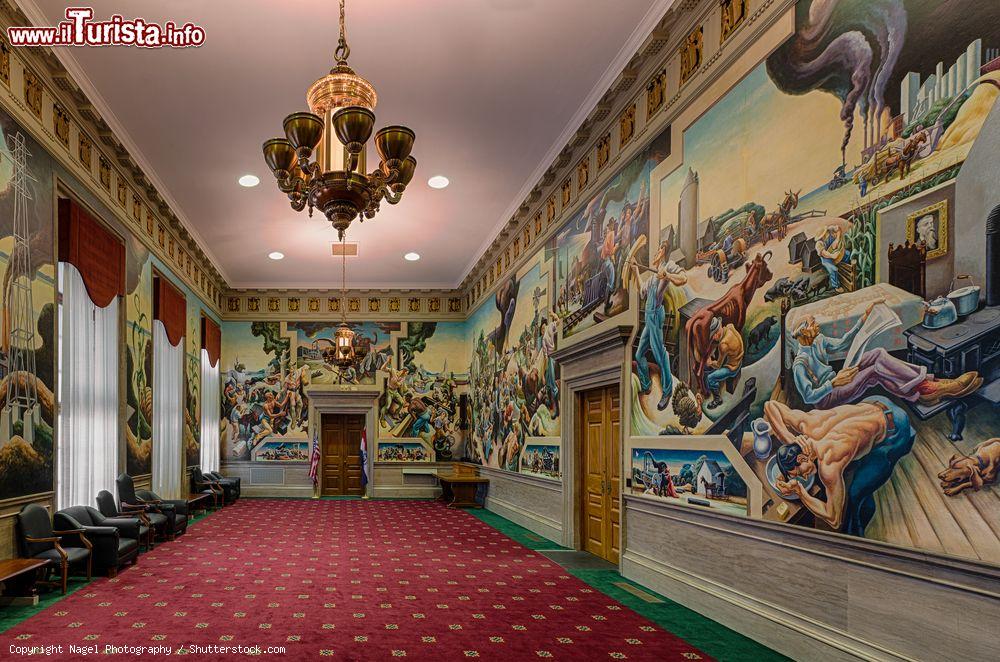 Immagine Affreschi di Thomas Hart Benton nella House Lounge del Campidiglio, Jefferson City, Missouri - © Nagel Photography / Shutterstock.com