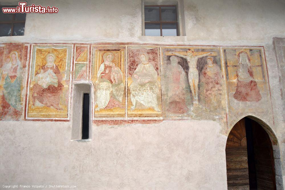 Immagine Affreschi in cattivo stato di conservazione nella Chiesetta di San Giorgio a Zone, Lago d'Iseo - © Franco Volpato / Shutterstock.com