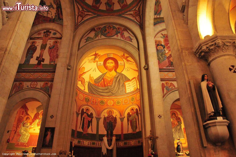 Immagine Affreschi in stile bizantino nella chiesa di San Nazario a Sanary-sur-Mer, Francia - © Pack-Shot / Shutterstock.com