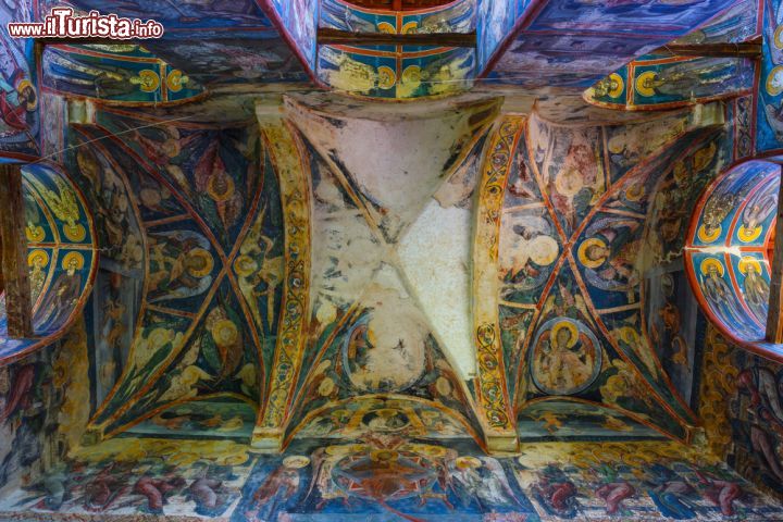 Immagine Dipinti all'interno del monastero di Moldovita, uno dei più famosi monasteri della Bucovina e dell'intera Romania. È salvaguardato dall'UNESCO come Patrimonio dell'Umanità - foto © Dziewul / Shutterstock.com