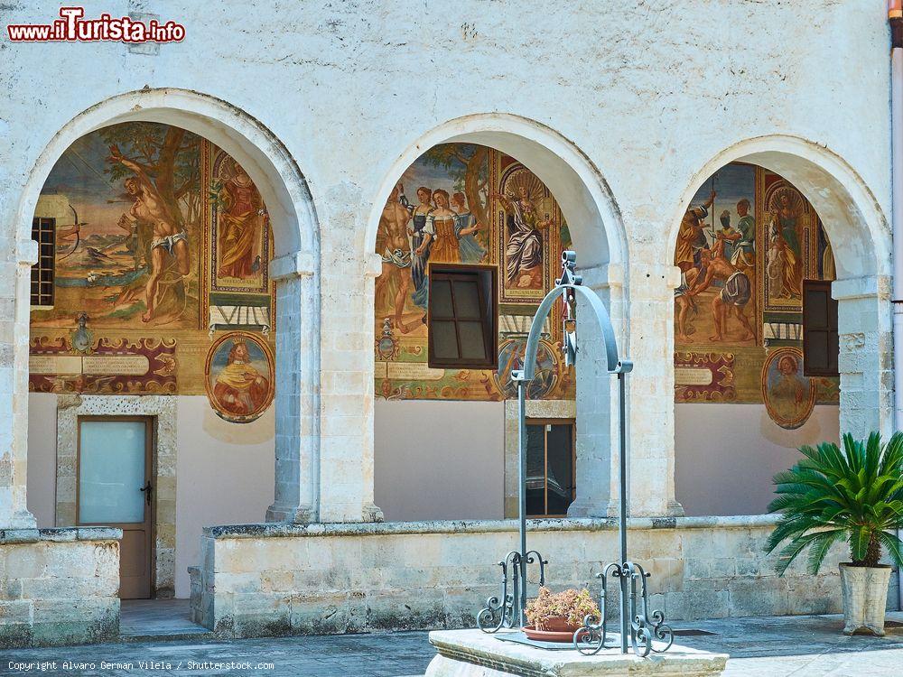 Immagine Affreschi nel chiostro della Basilica di Santa Caterina d'Alessandria a Galatina, Puglia. Venne edificata per volontà di Raimondello Orsini Del Balzo fra il 1369 e il 1391 per custodire la reliquia del dito di Santa Caterina - © Alvaro German Vilela / Shutterstock.com