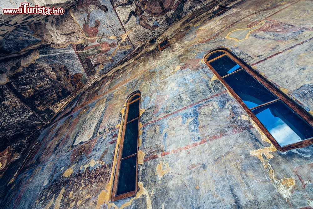 Immagine Affreschi nella chiesa rupestre della Dormizione a Vardzia in Georgia
